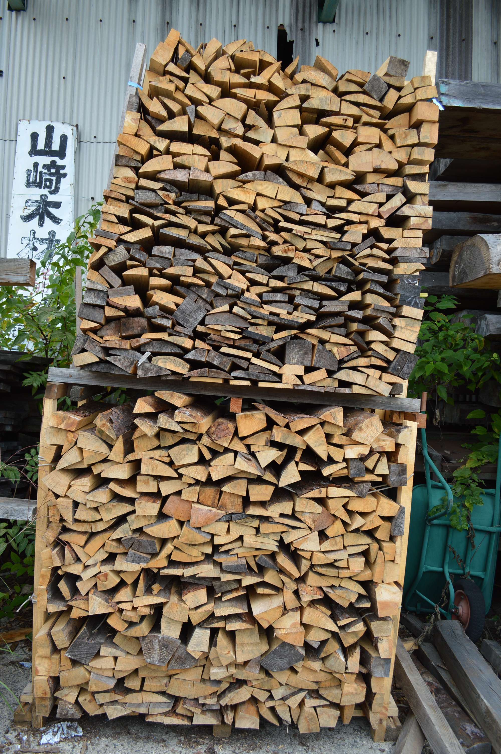 今シーズンの薪！唐松(カラ松)針葉樹 薪38センチ〜43センチ)